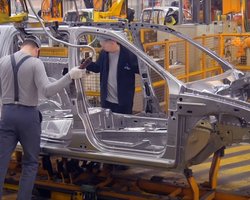 Производство автомобилей в России под угрозой из-за нехватки чипов: что происходит