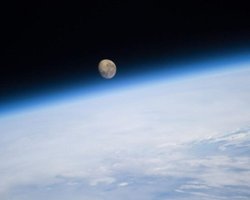 Астрономы обнаружили неизвестное явление в космосе: оно незаметно защищает Луну от радиации