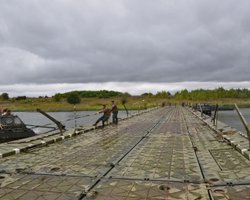 HIMARS, Excalibur или Vulcano: чем ВСУ поразили переправу войск РФ (видео)