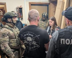 $25 тысяч за побег: полиция проводит масштабные обыски по делу переправки уклонистов (видео)