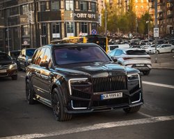 Розкіш і епатаж: у Києві помітили новітній кросовер Rolls-Royce з яскравим тюнінгом (фото)