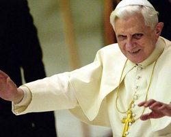 Папа Римский омыл ноги 12 священникам