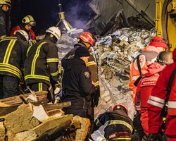 Удар РФ по житловому будинку в Харкові: рятувальники деблокували тіла жінки та дитини