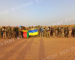 Уникальный снимок: туареги, которые уничтожили ЧВК "Вагнер" в Мали, позируют с украинским флагом