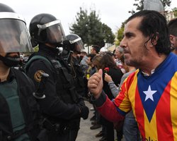 Во время столкновений на референдуме в Каталонии пострадали 893 человека