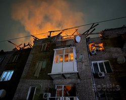 ЗС РФ атакуали Камʼянське: у місті пролунало 10 вибухів, "Шахед" влучив у багатоповерхівку (фото)