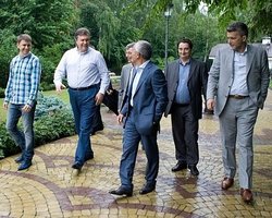 Янукович так и не ответил, кому принадлежат бассейн и корты в Межигорье