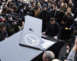 Пианист исполнил песню Леннона на месте теракта в Париже