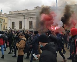 Митингующие в поддержку Стерненко зажгли фаеры и двинулись маршем в сторону Рады (фото, видео)