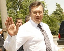 Янукович срочно едет в Киев контролировать борьбу с пожарами