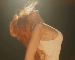 Елена Тополя на фоне "слива" выдала календарь со своими деликатными фото