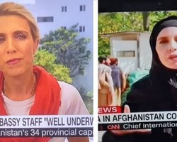 Журналистка CNN надела хиджаб и вела трансляцию на фоне талибов, кричащих: "Смерть Америке!" (видео)