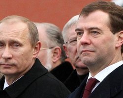 Около половины украинцев позитивно оценивают Путина и Медведева