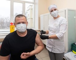 Мэр Днепра привился от коронавируса (фото)