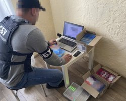 СБУ разоблачила в Днепре ботоферму, пытавшуюся сорвать вакцинацию в Украине (фото)