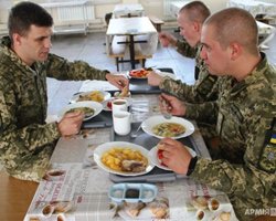 Воюют вместе, а платят меньше: журналист сравнил цены на продукты для ВСУ и пограничников