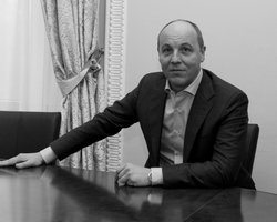 Вбивство Андрія Парубія у Львові: що відомо про політика (фото, відео)