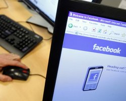 Один рабочий день в месяц человек тратит на Facebook, - исследование
