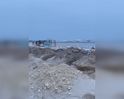 В Крыму закрыли пляжи для купания: оккупанты начали рыть траншеи (фото, видео)