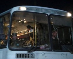 Около 10 автобусов с украинскими военными выехали с завода "Азовсталь" (фото)