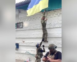 Замаячил сине-желтый флаг: ВСУ захватили еще одно село в Курской области, — соцсети (карта, видео)