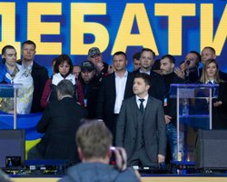 Кандидаты на коленях. Дебаты на "Олимпийском" в фото