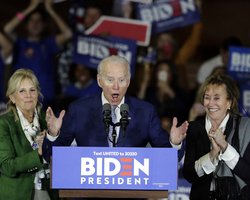 "Он живой!": Джо Байден победил на праймериз демократов в "супервторник"