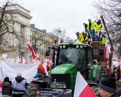 Антиукраинские плакаты и подожженные шины: польские фермеры вышли на забастовку в Варшаве (фото, видео)