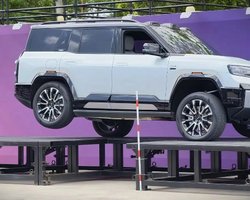 Новий позашляховик BYD вміє їздити на трьох колесах та не потребує домкрата (відео)