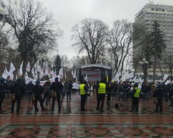 "День госпереворота": Рада взята под усиленную охрану, рядом с ней проходит митинг ФОПов