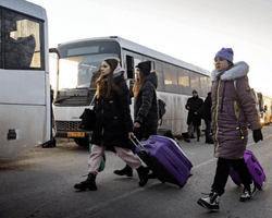 У Херсоні розсилають SMS із закликом залишити місто: частину людей відвезуть до Росії (фото)