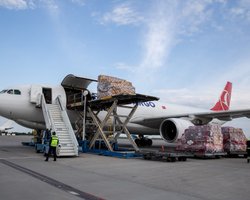 Украина получила 188 370 доз вакцины Pfizer