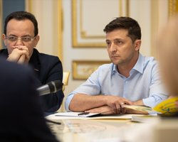 Зеленский оставил в должностях двух чиновников, которые работали при Порошенко