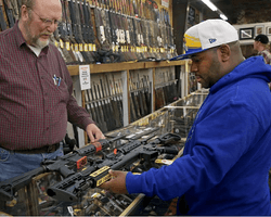 Граждане США начали повально покупать огнестрельное оружие