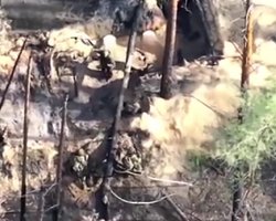 Забросали гранатами блиндаж: пехотинцы ВСУ вдвоем взяли в плен штурмовиков ВС РФ (видео)