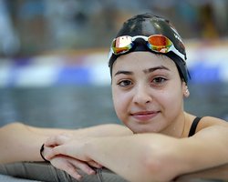 Участница олимпийской сборной беженцев выиграла "золото" по плаванью