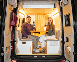 Пара превратила фургон в квартиру на колесах и заработала на этом более $13 тысяч (фото)