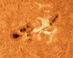 Гигантское солнечное пятно нацелилось на Землю, - ученые