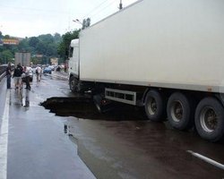 Аварию на ул. Телиги ликвидируют через 2 недели