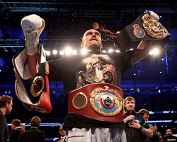 Слышал "Шахеды" по WhatsApp: Усик рассказал, что переживает его семья в Украине (видео)