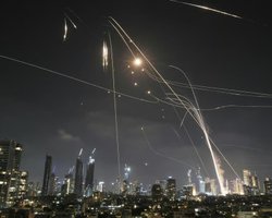 Іран заявив про запуск по Ізраїлю понад 100 ракет, працює "Залізний купол": деталі (відео)