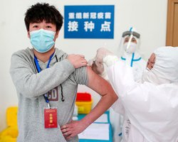 В Китае разрешили массовое использование вакцины Sinovac, которую закупает Украина