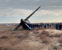 Столкнулся со стаей птиц: в Казахстане разбился самолет, летевший в Грозный (видео)
