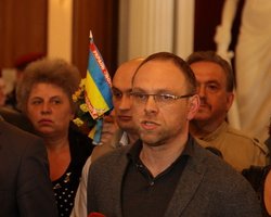 Власенко заявил, что Пшонка лично отдал команду бить Тимошенко. ГПУ считает это провокацией