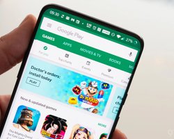 В РФ создадут аналог Google Play, чтобы Android-смартфоны не превратились в "кирпичи"