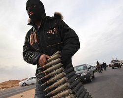 Ливийские повстанцы захватили город и теснят силы Каддафи 