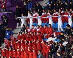 Северокорейские чирлидерши в Пхенчхане показали, как нужно болеть за свою команду