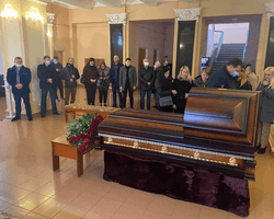 В Чернигове проходит прощание с Поляковым: прибыли семья и коллеги по парламенту (видео)