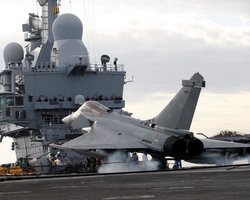 Авианосец Шарль де Голль нанес первый удар по позициям ИГ в Сирии и Ираке