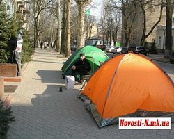 В Николаеве под прокуратурой жители устроили палаточный пикет